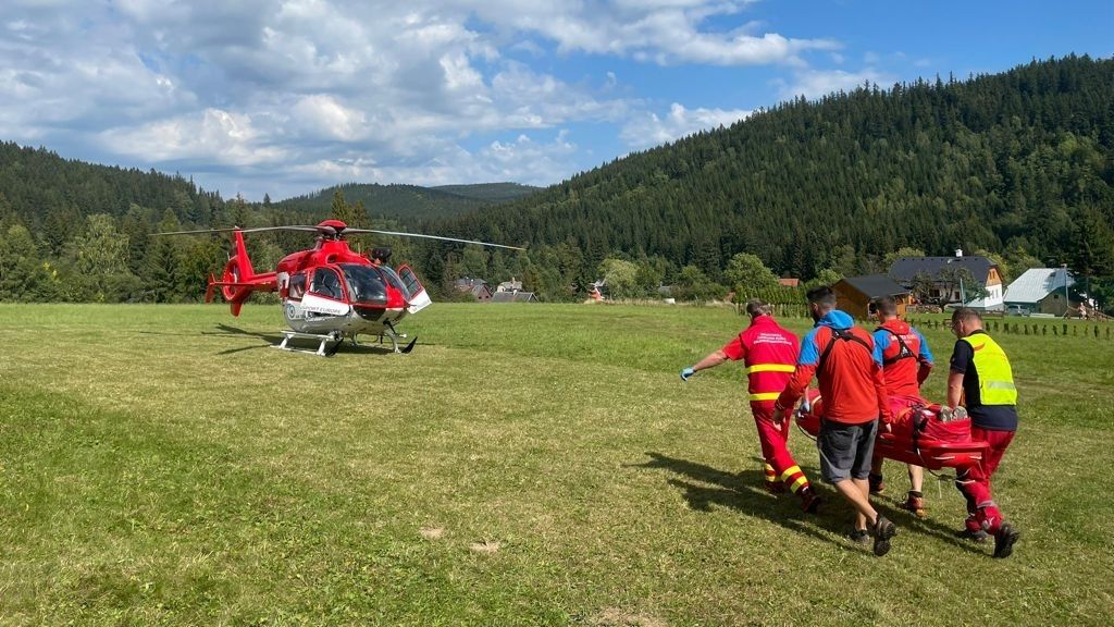 Vrtulníky nestačily odvážet zraněné cyklisty z Jeseníků. Mezi nimi i děti